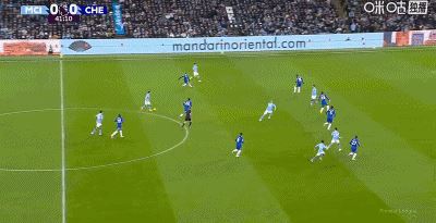 第42分钟，巴迪亚西勒连续失误，赖因德斯怒射近角破门，曼城1-0领先